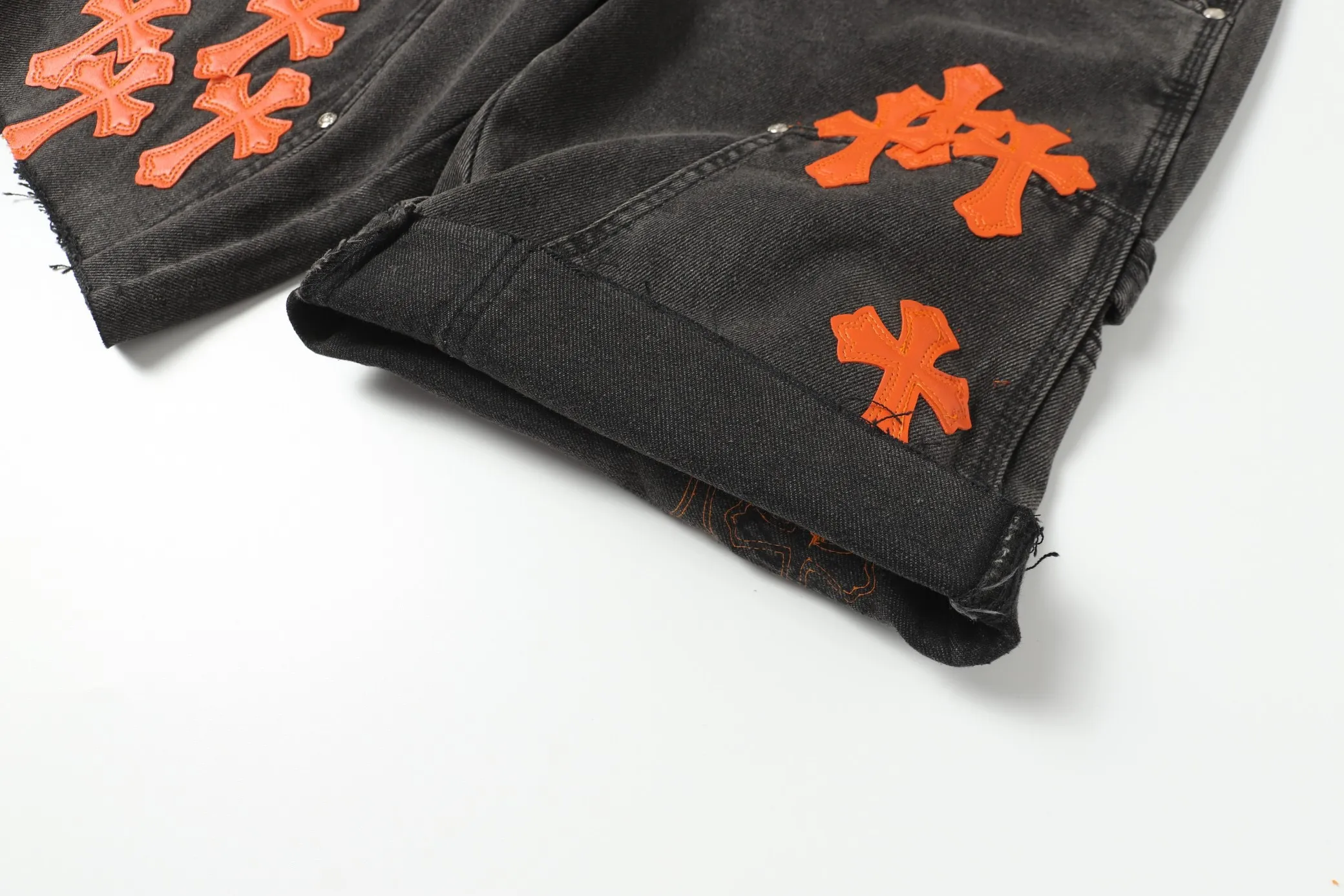 KE9103 #P216 The only correct leather label version on the market Chrome Hearts CH Cross embroidery distressed jeans Top ceiling quality 100% correct version The correct version is here!  Believe me this must be the best quality you will ever come across! ! Excellent value for money! !  Styles with different washes and textures are very friendly to people with thin legs and thick legs. The straight version is very flattering to the shape of the legs. The moderate length is timeless and easy to match. It is the basis of various styles and a must-have in the wardrobe! ! Add a little stacking to easily control the clean fit trend that has exploded this year. The fabric is stiff but also makes the upper body soft without losing texture. The sides and cuffs of some styles have a bone-wash effect. The vintage flavor pops up all at once. It’s really hard not to love it! ✅Correctly customize the Croxin metal leather label on the back panel. It is not sold directly with the cross on the finished jeans. 1:1 copying strives for excellence and the details are perfectly grasped. ✅The cross leather label is clear and smooth. Exquisite turning top craftsmanship. ✅Buttons, zippers and hardware are all customized versions of the Croxin LOGO. ✅High-cost washing process. Size: 28 30 32 34 36 (5 sizes)
